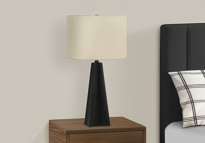 NERO APEX™ – MODERN TRIANGULAR TABLE LAMP – I 9726