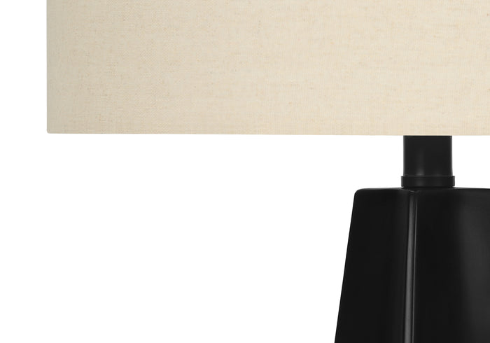 NERO APEX™ – MODERN TRIANGULAR TABLE LAMP – I 9726